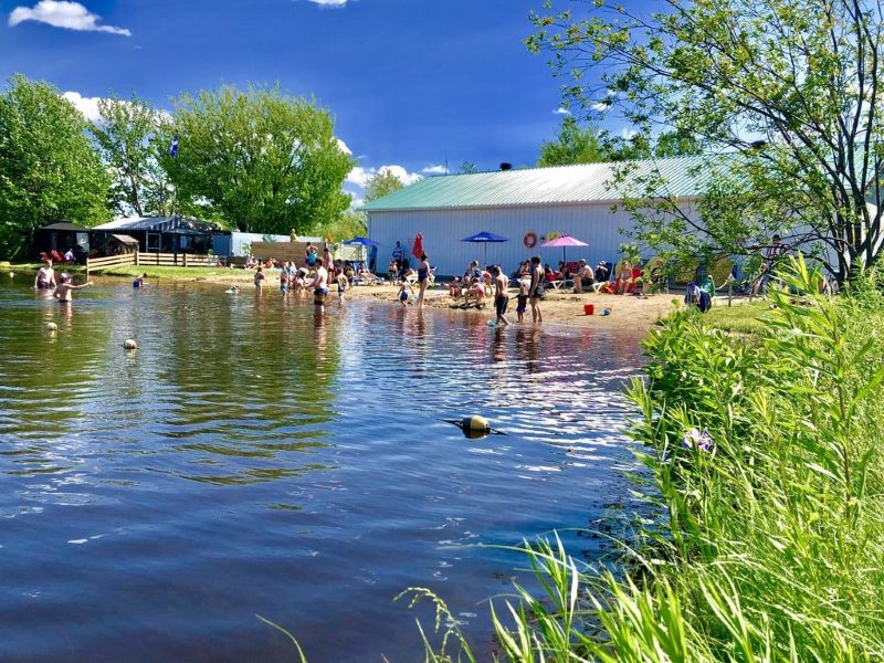Plage sur le lac.